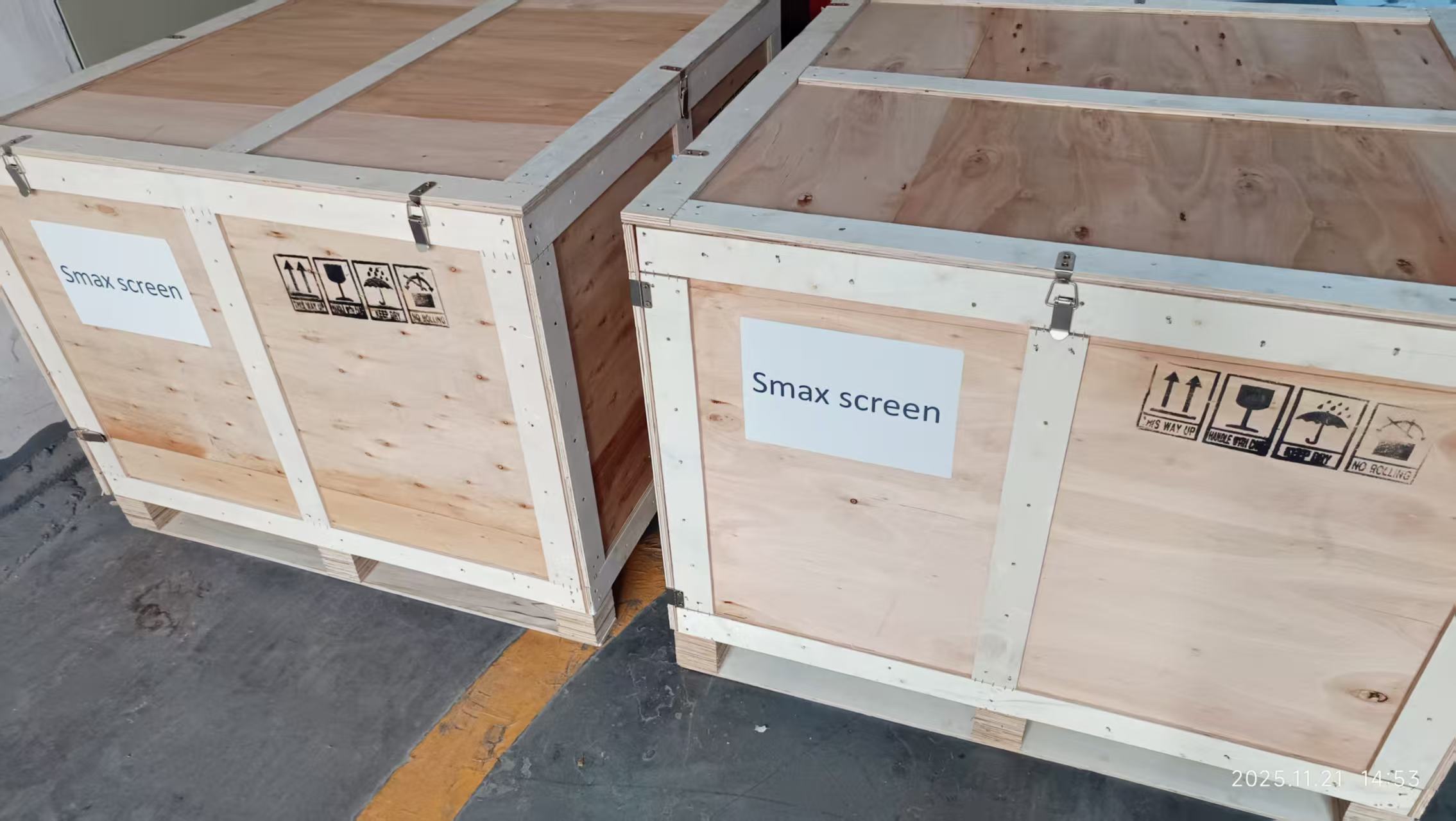 projector enclosure for outdoor.JPG