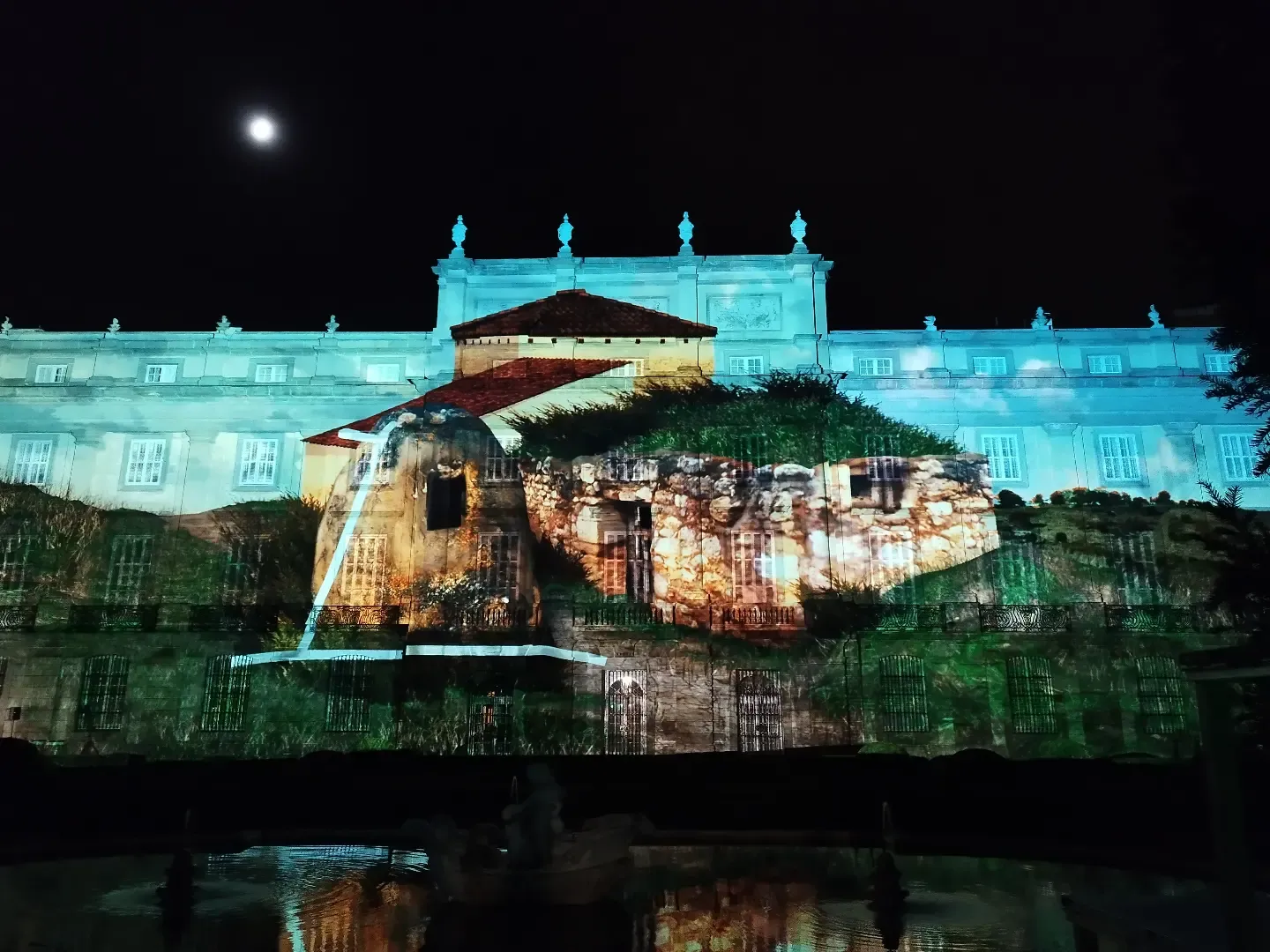 Laser projector for projection mapping