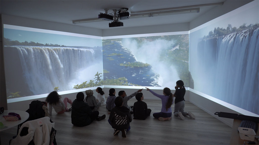 7500 lumen short throw projector for immerisve projection